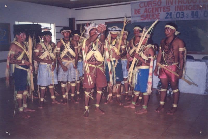 Jóvenes indígenas con adornos de paja y pintura corporal en una ceremonia del Curso de Agentes Indígenas de Salud